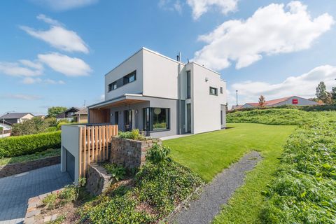 Bauen in Hanglage - Bauhausstil super eingebettet in einen Hang