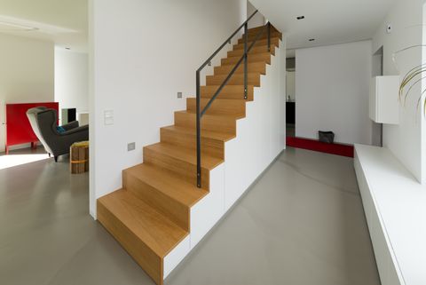 Treppenaufgang im Einfamilienhaus im Bauhausstil der Familie Wollschläger