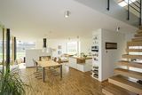 Ein offener Wohnbereich mit Küche und Esstisch